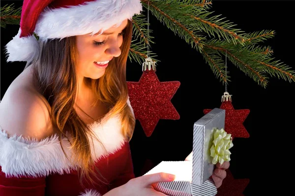 Mujer en traje de santa mirando el regalo de Navidad — Foto de Stock