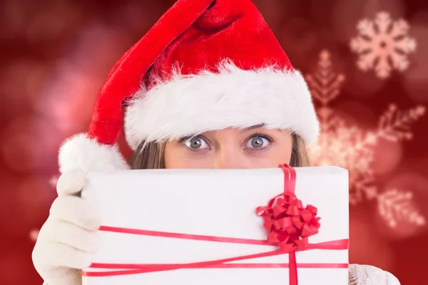 Mujer en Santa sombrero sosteniendo caja de regalo — Foto de Stock