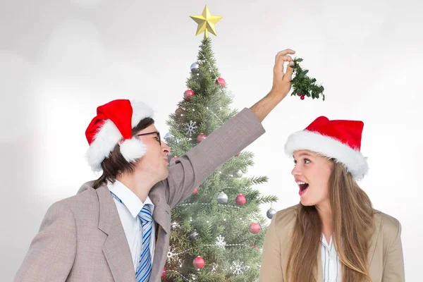 Verspieltes Paar mit Weihnachtsmütze — Stockfoto