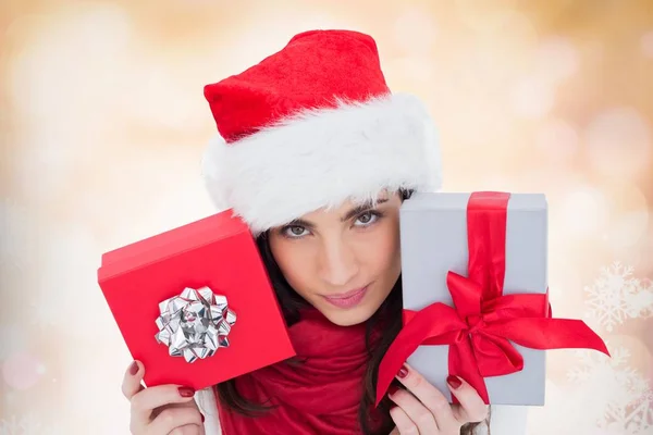 Femme en chapeau Santa tenant des cadeaux — Photo