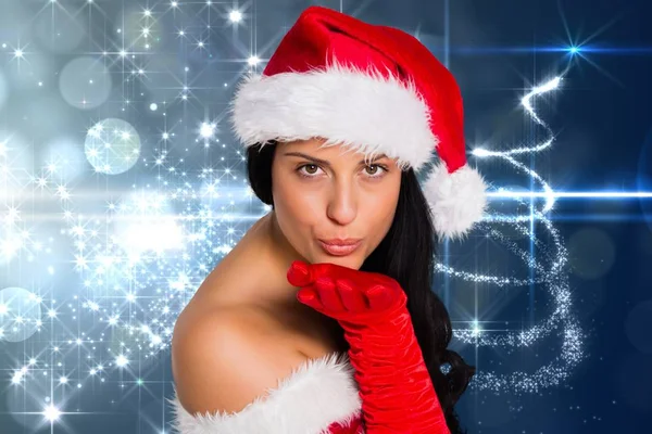 Vrouw in santa kostuum blaast een kus — Stockfoto