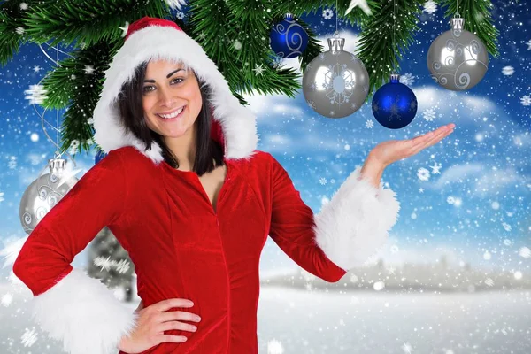 Donna sorridente con il costume da Babbo Natale — Foto Stock