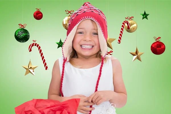 Menina feliz em chapéu de lã de malha sorrindo — Fotografia de Stock