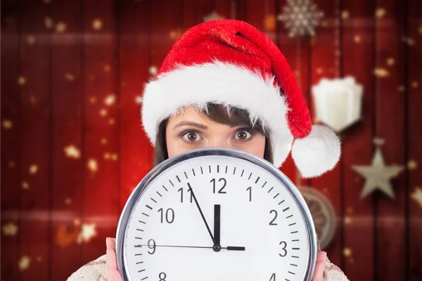 Mulher em Papai Noel escondendo rosto do relógio — Fotografia de Stock