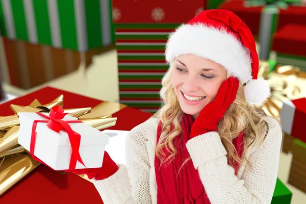 Santa şapka hediye tutan kadın — Stok fotoğraf
