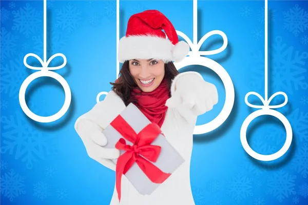 Mujer en sombrero de Santa celebración de regalos de Navidad —  Fotos de Stock