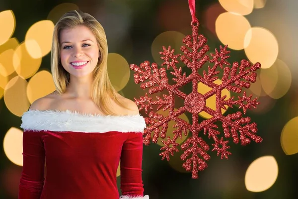 Frau im Weihnachtsmannkostüm lächelt in die Kamera — Stockfoto