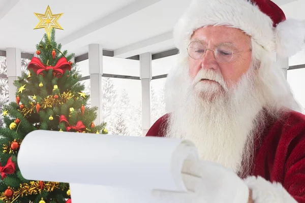 Papai Noel ler carta de Natal — Fotografia de Stock