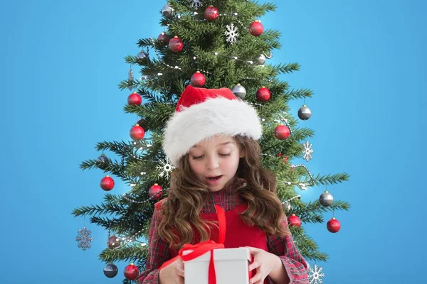 Niedliches Mädchen mit Weihnachtsmütze auf der Suche nach Weihnachtsgeschenk — Stockfoto