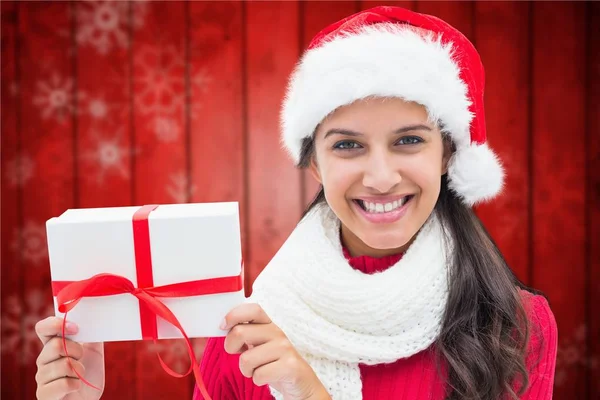 Mujer en traje de santa celebración de regalo de Navidad —  Fotos de Stock