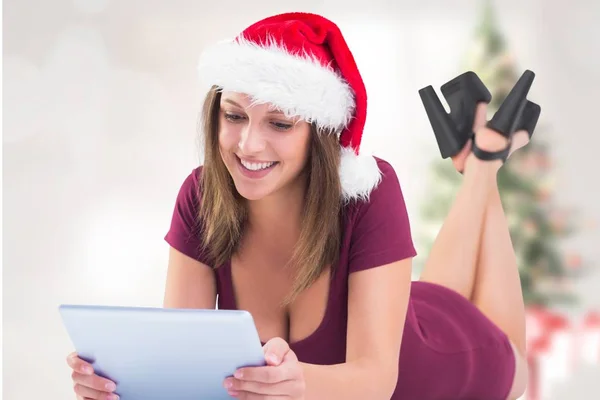 Mujer sexy en sombrero de santa usando tableta — Foto de Stock