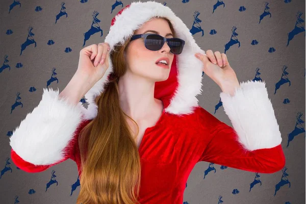 Femme en costume de Père Noël et lunettes de soleil — Photo