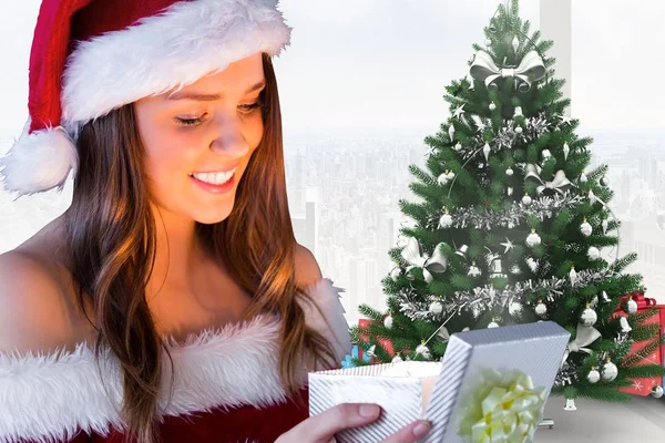 Mujer en traje de santa mirando el regalo —  Fotos de Stock