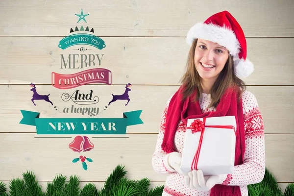 Mujer en Santa sombrero sosteniendo caja de regalo —  Fotos de Stock