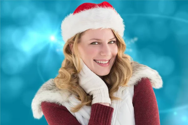 Kobieta w santa hat uśmiecha się do kamery — Zdjęcie stockowe