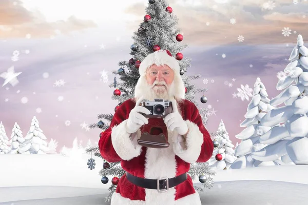 Santa Claus sosteniendo la cámara — Foto de Stock