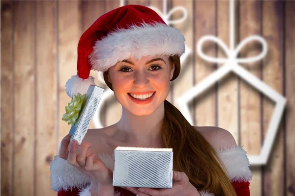 Mulher animado abrir presente de Natal — Fotografia de Stock
