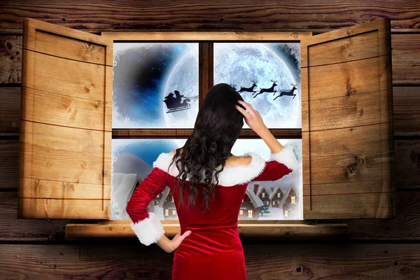 透过窗口看圣诞老人服装的女人 — 图库照片