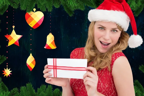 Vrouw in KERSTMUTS houden een envelop — Stockfoto