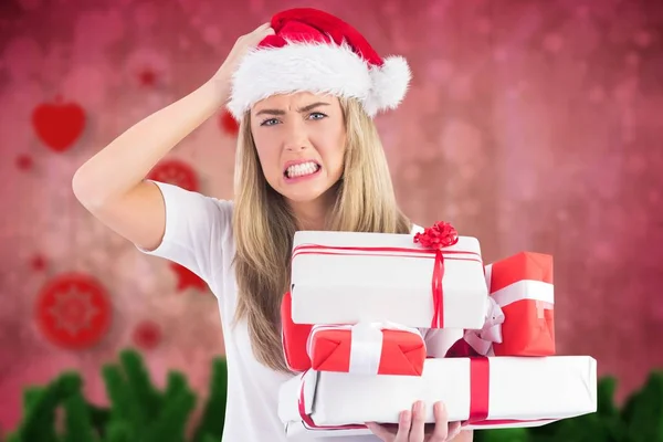 Frustrovaný žena v santa hat drží hromadu dárků — Stock fotografie