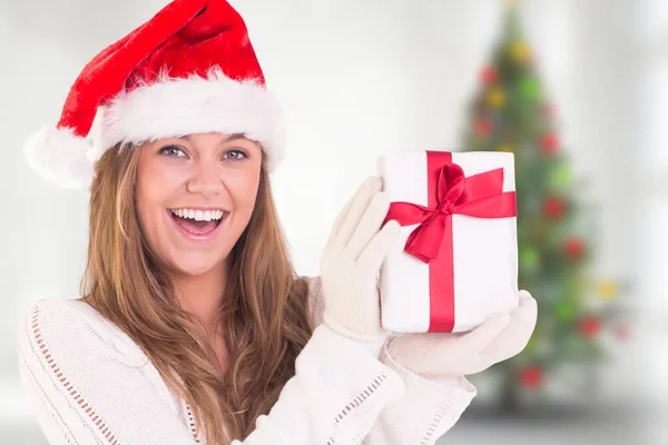 Kvinna i tomte hatt håller julklapp — Stockfoto