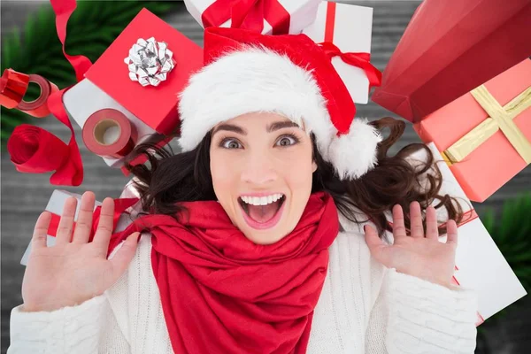 Noel Baba şapkası heyecanlı kadın — Stok fotoğraf