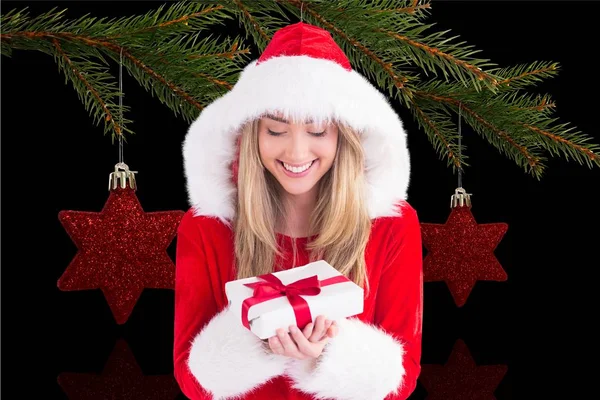 Mujer en traje de santa celebración de regalo de Navidad — Foto de Stock