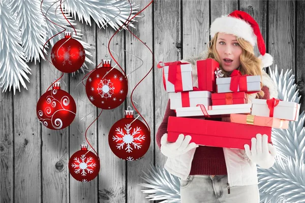 Vrouw in Kerstman hoed, bedrijf Kerstcadeaus — Stockfoto