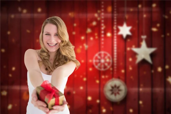 Donna felice in possesso di regalo di Natale — Foto Stock