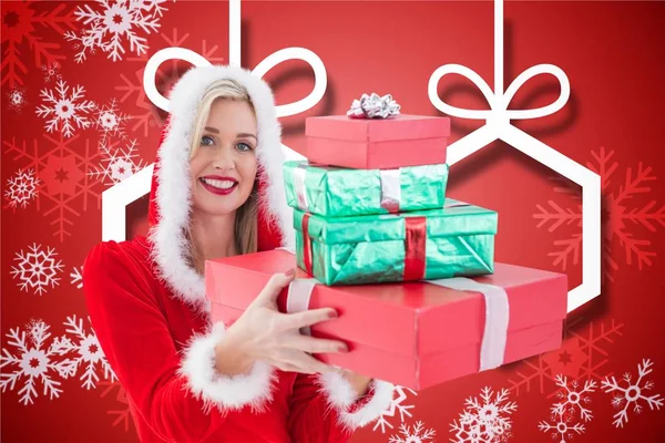 Frau im Weihnachtsmannkostüm mit Weihnachtsgeschenken — Stockfoto
