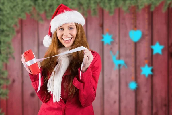 Mujer emocionada abriendo regalo de Navidad —  Fotos de Stock