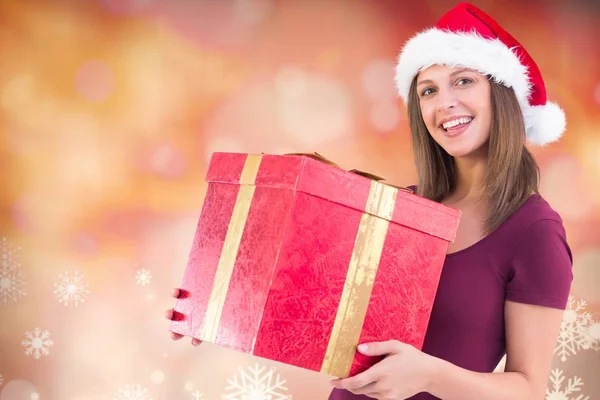 Mujer en sombrero de santa celebración de regalo de Navidad —  Fotos de Stock