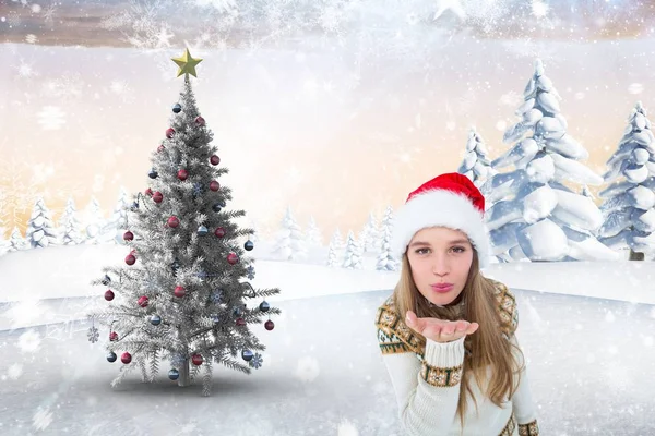Frau mit Weihnachtsmannhut bläst einen Kuss — Stockfoto