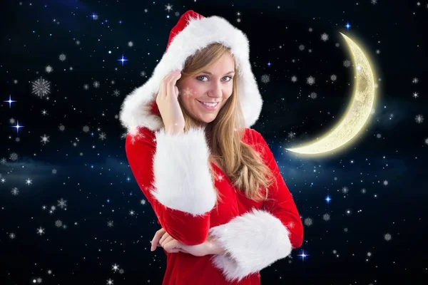 Mädchen im Weihnachtsmannkostüm lächelt — Stockfoto