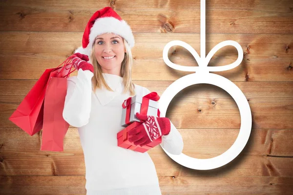 Žena v santa hat drží vánoční dárky — Stock fotografie