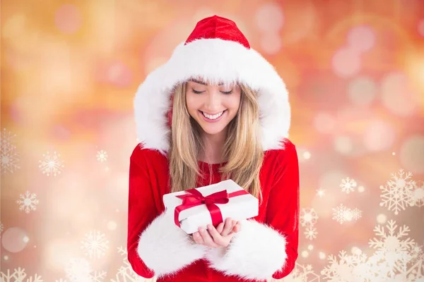 Mujer feliz sosteniendo su caja de regalo —  Fotos de Stock