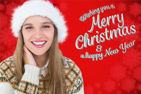 Donna in cappello di Babbo Natale sorridente alla fotocamera — Foto Stock