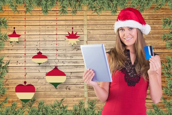 Žena v santa hat dělá online nakupování — Stock fotografie