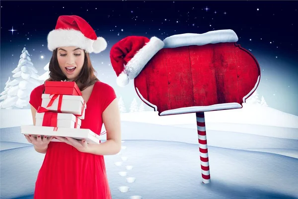 Mujer sorprendida vistiendo sombrero de santa —  Fotos de Stock