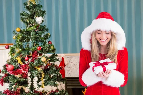 Donna eccitata in costume da Babbo Natale — Foto Stock