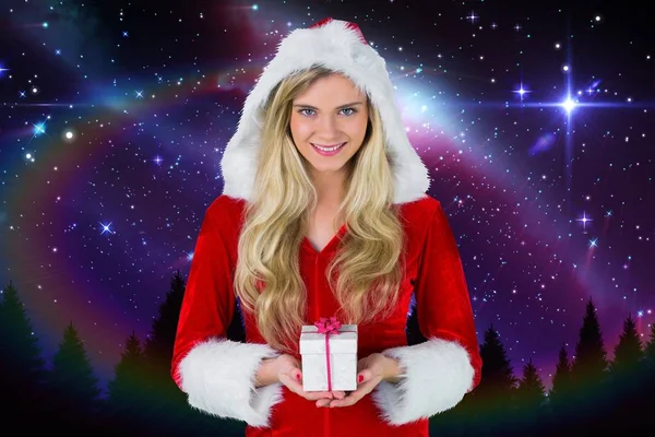 Vrouw in santa kostuum bedrijf van een gift van Kerstmis — Stockfoto
