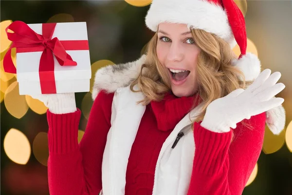 Mujer en traje de santa celebración de regalo — Foto de Stock