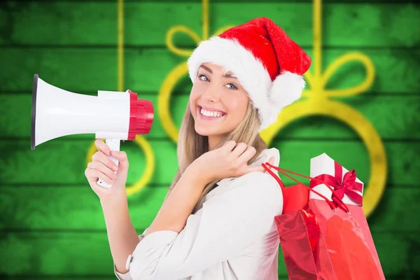 Femme en chapeau Santa tenant des cadeaux de Noël — Photo