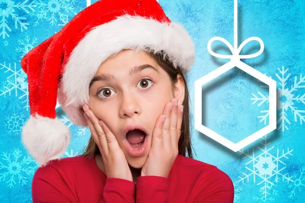 Mädchen mit Weihnachtsmütze überrascht — Stockfoto