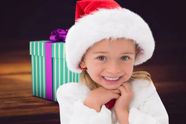 Podekscytowany dziewczyna w santa hat uśmiechający się — Zdjęcie stockowe