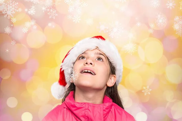 Niedliches Mädchen mit Weihnachtsmütze, das vorgibt, erstaunt zu sein — Stockfoto