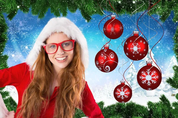 Frau im Weihnachtsmannkostüm lächelt in die Kamera — Stockfoto