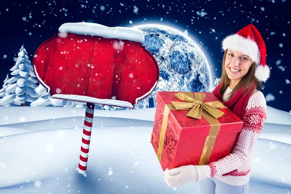 Frau mit Weihnachtsmannhut hält ihre große Geschenkbox — Stockfoto