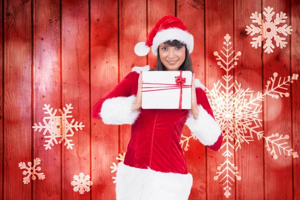 Mulher em Santa traje segurando um presente — Fotografia de Stock