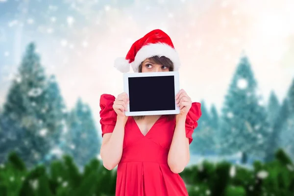Frau mit Weihnachtsmann-Hut hält Tablette in der Hand — Stockfoto